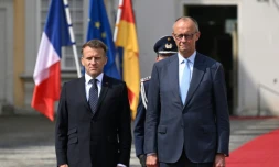 Le chancelier allemand Friedrich Merz et le président français Emmanuel Macron (g) à Brühl, dans l'ouest de l'Allemagne, le 17 juillet 2026, avant un Conseil des ministres franco-allemand