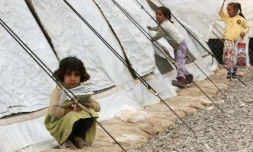 Des enfants déplacés en Irak par le conflit contre le groupe jihadiste Etat islamique (EI) se rendant dans une école financée par l'ONU et installée dans un camp dans le nord du pays, le 20 novembre 2017