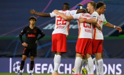 Les joueurs du RB Leipzig savourent leur qualification pour les demies de la Ligue des champions aux dépens de l'Atletico Madrid à Lisbonne, le 13 août 2020
