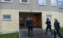 Des policiers entrent dans un immeuble de Haninge, dans la banlieue de Stockholm, le 1er décembre 2020, aprÚs la découverte d'un homme que sa mÚre est soupçonnée d'avoir enfermé pendant prÚs de 30 ans