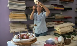 Emel Duman, propriétaire de la coopérature Apollon, fabrique du fil de soie, le 10 juillet 2023 à Antakya, en Turquie