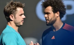 Stanislas Wawrinka (g) et  Jo-Wilfried Tsonga à l'issue des quarts de finale de l'Open d'Australie, le 24 janvier 2017 à Melbourne