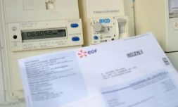 Une facture EDF devant un compteur le 31 juillet 2013 à Godewaersvelde