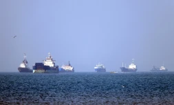 Photo fournie par l'agence iranienne Isna le 4 mai 2026, montrant des bateaux coinvés dans le détroit d'Ormuz au large de Bandar Abbas, dans le sud de l'Iran
