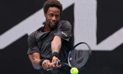 Le Français Gaël Monfils renvoie la balle à l'Argentin Federico Coria lors de leur match à l'Open d'Australie le 17 janvier 2022 à Melbourne