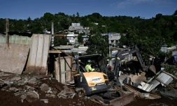 Démolition des cases en tôle du bidonville Talus 2, le 22 mai 2023 à Mayotte