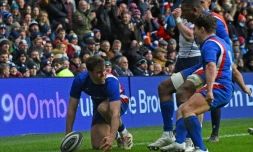 L'ailier français Damian Penaud célÚbre son 2e essai face à l'Ecosse, lors du Tournoi des Six nations, le 26 février 2022 au Stade de Murrayfield à Edimbourg
