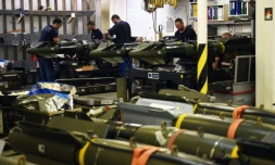 Des membres de la Marine française travaillent sur des missiles à bord du porte-avions Charles-de-Gaulle, le 22 novembre 2015 en Méditerranée