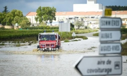 Un camion de pompiers sur une route inondée d'aigues-Vive, le 14 septembre 2021 dans le Gard