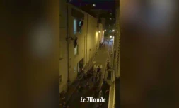 Image extraite d'une vidéo tournée sur un smartphone par un journaliste du Monde montrant des otages du Bataclan suspendus à une fenêtre de la salle de concert ou fuyant dans la rue pendant l'attaque, le 13 novembre 2015 à Paris