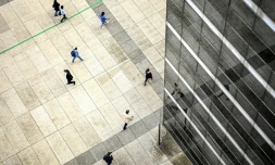 Depuis la fin du confinement en France en mai, la fréquentation des quelque 180.000 salariés du quartier d'affaires de la Défense aux portes de Paris a baissé de 40%. Le 7 octobre 2020