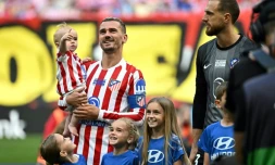 L'attaquant français de l'Atlético Madrid Antoine Griezmann porte sa fille Shai avant le début du match de Liga contre Gérone, le 17 mai 2026 au Metroplitano