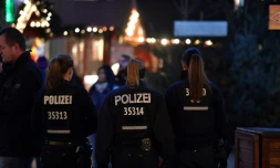 Des policiers en patrouille au marché de Noël de Breitscheidplatz, un an après une attaque meurtrière, le 18 décembre 2017 à Berlin