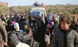 Des milliers de civils ayant fui les violences, à leur arrivée le 8 décembre 2016 au village d'Aziza au nord d'Alep