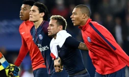 Kimpembe, Cavani, Neymar et Mbappé saluent les supporters après la victoire du Paris Saint-Germain devant le Bayern Munich, le 27 septembre 2017 au Parc des Princes