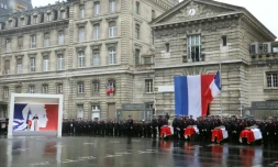 Le président Emmanuel Macron (G) prononce un discours lors de l'hommage aux quatre victimes de l'attaque de la préfecture de police, à Paris le 8 octobre 2019