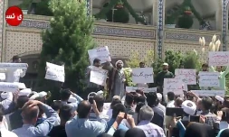 Capture d'écran d'une vidéo diffusée par l'agence de presse iranienne Nasim, montre un religieux s'adressant à des manifestants dans la ville de Machhad, dans le nord-est de l'Iran, le 3 août 2018