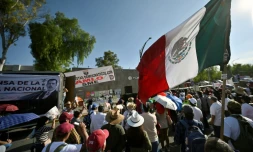 Manifestation en faveur du projet de réforme constitutionnelle renforçant le rôle du secteur public dans la production d'électricité, devant la Chambre des députés, à Mexico le 17 avril 2022