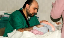 Photographie transmise le 29 avril 2016 par l'Association ds médecins indépendants (IDA), montrant le docteur Mohammad Wassim Maaz oscultant un enfant dans un hôpital syrien d'Alep le 20 février 2016.