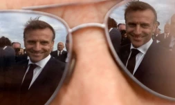 L'image du président Emmanuel Macron se reflète dans des lunettes, à l'Île-de-Sein, en Finistère, le 18 juin 2024

