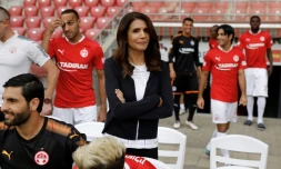 Alona Barkat, propriétaire du club israélien Hapoel Beer Sheva, lors d'un interview au stade de Beer-Sheva, le 8 mai 2018