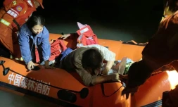 Des secouristes évacuent des résidents après le séisme de magnitude 6,6 qui a frappé la province du Sichuan, dans le sud-ouest de la Chine, le 5 septembre 2022