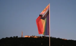 Un drapeau arc-en-ciel "Progress Pride" sur le pont Erzsébet, à la veille de la Budapest Pride, le 26 juin 2026 en Hongrie