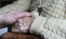 Une personne souffrant de la maladie d'Alzheimer avec un proche le 18 mars 2011 dans une maison de retraite de la région parisienne