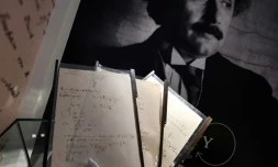 L'une des pages du manuscrit d'Albert Einstein, mis aux enchères à Paris, photo prise le 22 novembre 2021