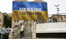 Une banderole "L'Ukraine ne peut pas respirer" sur la façade du musée des Amis de Sion, au centre de Jérusalem, le 5 avril 2022