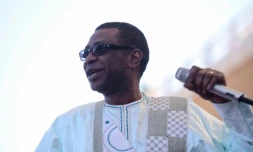 Le chanteur sénégalais, ici à Farafenni au Sénégal le 21 juin 2019, sera l'invité de l'Elysée pour la 40e Fête de la musique