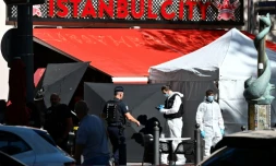 La police scientifique sur les lieux où cinq personnes ont été blessées par un homme muni de deux couteaux et d'une matraque et a été tué par des policiers, à Marseille, le 2 septembre 2025
