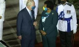 Le prince Charles accueilli par Sandra Mason à son arrivée à l'aéroport de Bridgetown à la Barbade le 28 novembre 2021