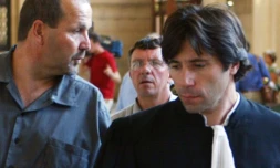 Pierre Paoli (G) Me Eric Barbolodi (D) arrivent le 23 juin 2003 au Palais de Justice de Paris.
