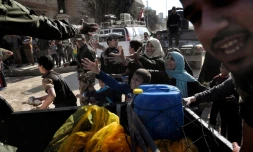 Les troupes irakiennes distribuent de la nourriture à des civils le 10 mars 2017 à Mossoul