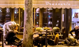 Des victimes des attentats du 13 novembre 2015, à Paris, devant la terrasse du café Bonne Bière