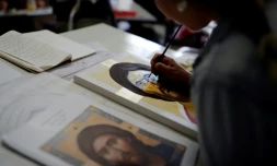 Une étudiante étrangère du Bethléem Icon Center travaille sur une icône, à Bethléem en Cisjordanie, le 11 avril 2017