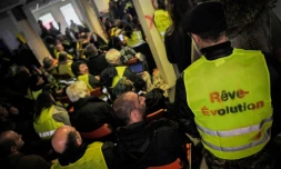 Des "gilets jaunes" délégués participent à l'"Assemblée des assemblées" le 5 avril 2019 à Saint-Nazaire (Loire-Atlantique)