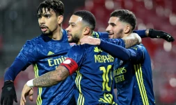 Les trois buteurs de Lyon, Houssem Aouar, le Brésilien Lucas Paqueta (g) et l?attaquant néerlandais Memphis Depay, victorieux (3-2) de Brest, lors du match de L1, le 19 février 2021 au stade Francis Le Blé