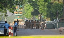 Des militaires sont postés devant le quartier général des forces armées à Ouagadougou, le 3 mars 2018