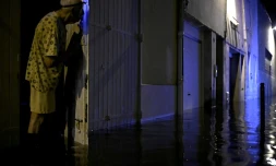 Un homme observe l'inondation après de fortes précipitations à Agen le 9 septembre 2021