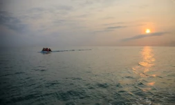 Après des années d'errance, des semaines d'attente dans un camp insalubre sur la côte française, sept heures d'angoisse sur un pneumatique ballotté par les eaux, le Koweïtien Walid a réussi son pari: traverser la Manche. En mer, entre France et Grande-Bretagne, le 11 septembre 2020
