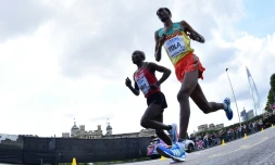 Le Kényan Geoffrey Kipkorir Kirui (g) lors du marathon des Mondiaux d'athlétisme, le 5 août 2017 à Londres