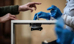 Premier tour des élections municipales, le 15 mars 2020, dans un bureau de vote à Lyon, deux jours avant le confinement 
