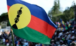Un drapeau du FLNKS pendant un meeting en faveur de l'indépendance, le 1er octobre 2020 à Nouméa