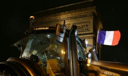 Un tracteur arborant le drapeau français est garé devant l'Arc de Triomphe lors d'une manifestation d'agriculteurs, le 8 janvier 2026 à Paris