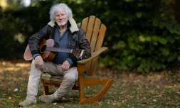 Le chanteur Hugues Aufray, 96 ans, joue de la guitare dans le jardin de sa maison Ă Marly-le-Roi, dans les Yvelines, le 14 octobre 2025