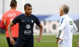 L'attaquant de l'équipe de France Kylian Mbappe (g) parle au sélectionneur Didier Deschamps lors d'une séance d'entraînement au stade de France, le 12 juin 2017 