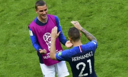 L'attaquant français Antoine Griezmann et le défenseur Lucas Hernandez, coéquipiers à l'Atletico Madrid, après la victoire contre l'Australie au Mondial, le 16 juin 2018 à Kazan