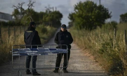 Des policiers portugais bloquent les accès à une zone où de nouvelles investigations vont être menées 18 ans après la disparition de Maddie McCann, le 3 juin 2025 à Lagos, dans la région de l'Algarve, au Portugal